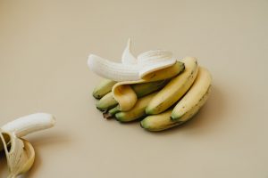 wybieranie średnio dojrzałych bananów