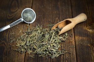 parzyć zieloną herbatę
